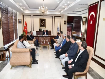 Birlik Başkanımız Sn. Ali Yüce ve Yönetim Kurulu üyelerimizden oluşan heyetimiz Isparta Ticaret ve Sanayi Odası Başkanımız Sn. Metin Çelik’i makamında ziyaret etmişlerdir.