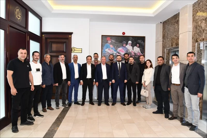 Birlik Başkanımız Sn. Ali Yüce ve Yönetim Kurulu üyelerimizden oluşan heyetimiz Isparta Ticaret ve Sanayi Odası Başkanımız Sn. Metin Çelik’i makamında ziyaret etmişlerdir.